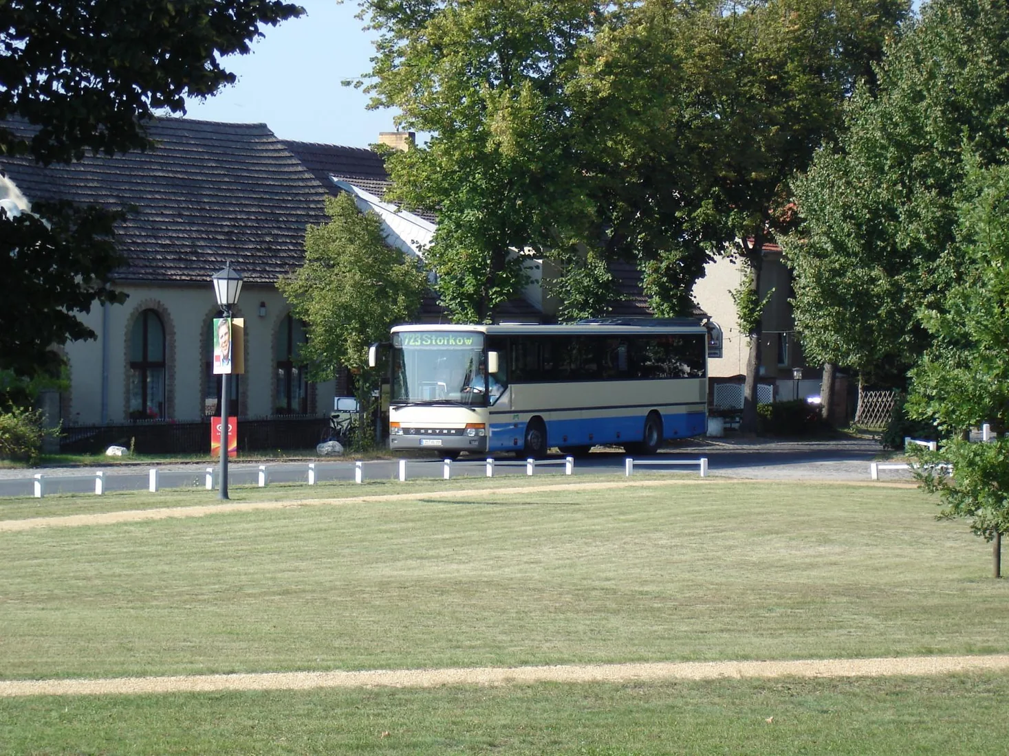RVS-Bus am Platz der Einheit in Kolberg, Gemeinde Heidesee